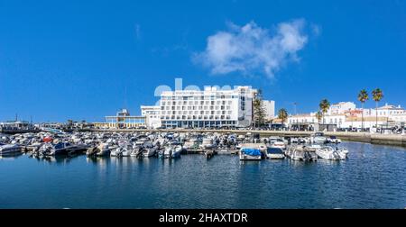 Hafen von Faro, Portugal mit dem Eva Senses Hotel im Hintergrund. Stockfoto