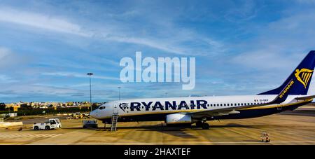 Ein Ryanair-Flugzeug auf dem Asphalt am Flughafen Faro, Portugal. Stockfoto