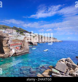 Die schönsten Dörfer Italiens: Santa Cesarea Terme (Apulien). Das elegante orientalische Profil der Stadt blickt von einem Hochplateau aus auf die Adria. Stockfoto