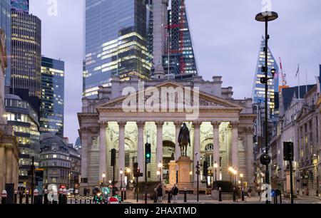 London, Großbritannien - 14th. Dezember 2021:die Straße in der Nähe des Bahnhofs Bank repräsentiert eine Mischung aus alter und neuer Architektur Stockfoto