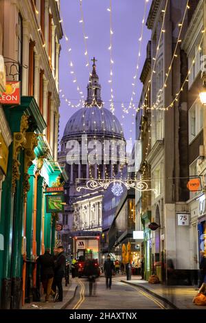 London, Vereinigtes Königreich - 14th. Dezember 2021: Die Watling Street in der Nähe der St Paul's Cathedral wird mit Weihnachtslichtern geschmückt Stockfoto