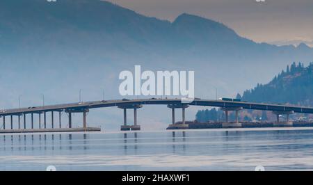 Brücke über den Okanagan Lake in Kelowna, Okanagan Valley, British Columbia, Kanada Stockfoto