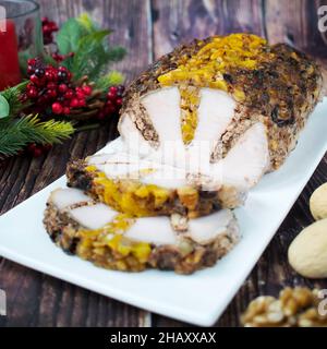 Tulpenförmige Schweinelende mit Nüssen, getrockneten Aprikosen und Pflaumen. Stockfoto