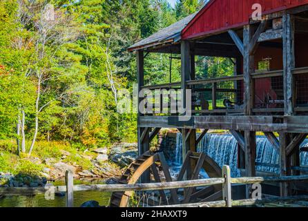 Wunderschöne Lage des alten Mill Museum, Wasserrad, Mühlteich und Wasserfall am West River im historischen Weston Village in Vermont Stockfoto