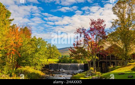 Wunderschöne Lage des alten Mill Museum, Wasserrad, Mühlteich und Wasserfall am West River im historischen Weston Village in Vermont Stockfoto