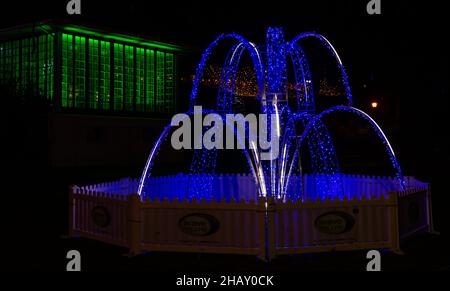 Bournemouth, Dorset, Großbritannien. Dezember 2021. Besucher, Familien und begeisterte Kinder strömen an einem milden Abend in die Bournemouth Gardens, um das Bournemouth Christmas Tree Wonderland mit mehr als 100 glitzernden Bäumen und Lichtern zu erleben. Einige der Bäume repräsentieren sechs Städte auf der ganzen Welt. Besucher können dem Weg folgen. Quelle: Carolyn Jenkins/Alamy Live News Stockfoto