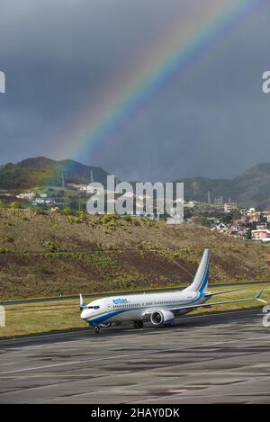 STEIGEN SIE IN das Flugzeug ein, um sich für den Start am Flughafen Funchal, Madeira, vorzubereiten Stockfoto