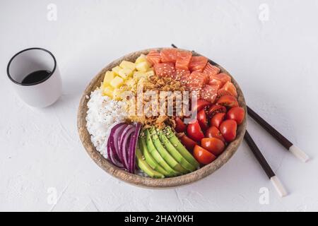 Von oben Schüssel mit leckeren Sack Schüssel mit rohen Zutaten in der Nähe von Essstäbchen und Tasse Sojasauce auf weißem Putz Oberfläche gelegt Stockfoto