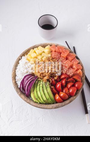 Von oben Schüssel mit leckeren Sack Schüssel mit rohen Zutaten in der Nähe von Essstäbchen und Tasse Sojasauce auf weißem Putz Oberfläche gelegt Stockfoto