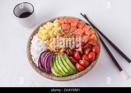 Von oben Schüssel mit leckeren Sack Schüssel mit rohen Zutaten in der Nähe von Essstäbchen und Tasse Sojasauce auf weißem Putz Oberfläche gelegt Stockfoto