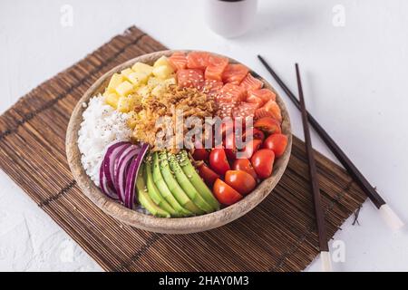 Von oben Schüssel mit leckeren Sack Schüssel mit rohen Zutaten in der Nähe von Essstäbchen und Tasse Sojasauce auf weißem Putz Oberfläche gelegt Stockfoto