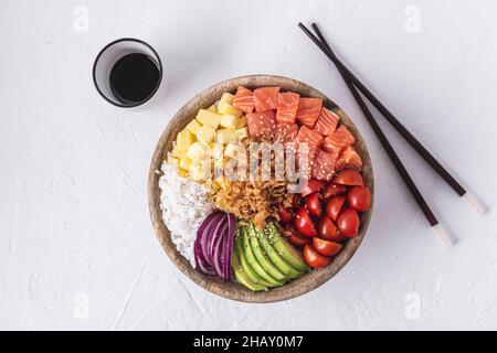 Von oben Schüssel mit leckeren Sack Schüssel mit rohen Zutaten in der Nähe von Essstäbchen und Tasse Sojasauce auf weißem Putz Oberfläche gelegt Stockfoto