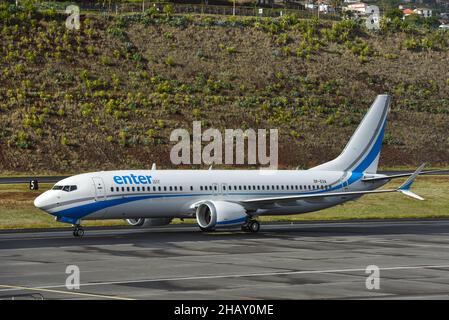 STEIGEN SIE IN das Flugzeug ein, um sich für den Start am Flughafen Funchal, Madeira, vorzubereiten Stockfoto
