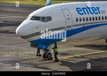 STEIGEN SIE IN das Flugzeug ein, um sich für den Start am Flughafen Funchal, Madeira, vorzubereiten Stockfoto
