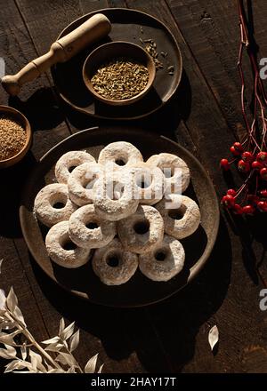 Draufsicht auf weihnachtliche Wein-Donuts auf einem Holztisch, umgeben von Zutaten Stockfoto