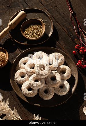 Draufsicht auf weihnachtliche Wein-Donuts auf einem Holztisch, umgeben von Zutaten Stockfoto