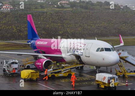 Wizz Air Boeing 737 bereitet sich auf den Flug am Flughafen Funchal, Madeira, vor Stockfoto