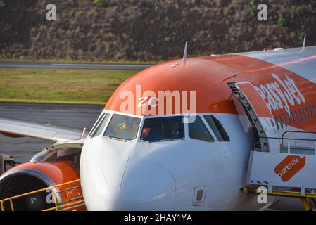 Passagiere, die in einem easyJet-Flugzeug am Flughafen Christiano Ronaldo, Madeira, Portugal, einsteigen Stockfoto