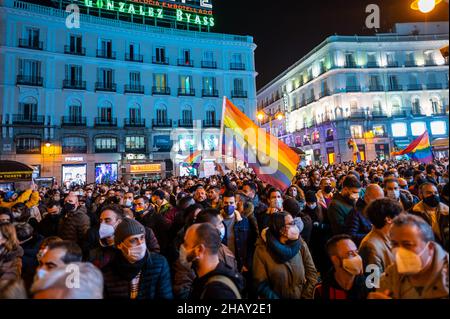 Madrid, Spanien. 15th Dez 2021. An der Puerta del Sol versammeln sich Menschen während eines Protestes zur Verteidigung der Rechte des LGTBI-Kollektivs. Der Protest wurde organisiert, als bekannt wurde, dass der Vorschlag für das Gleichstellungsgesetz der rechtsextremen Partei VOX in einer ihrer Sektionen die Aufhebung der beiden Gesetze beinhaltete, die dieses Kollektiv bereits schützen und die am 16. Dezember auf der Madrider Versammlung abgestimmt werden. Quelle: Marcos del Mazo/Alamy Live News Stockfoto