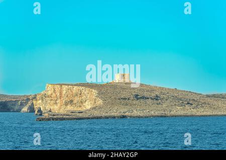 Malta, Insel Comino: Der Turm der Heiligen Maria, das beeindruckendste Gebäude auf der kleinsten Insel des maltesischen Archipels. Stockfoto