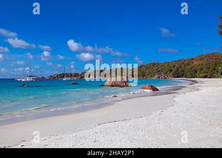 Panoramablick auf die festverankerten Yachten Chevalier Bay und Chevalier Point Anse Lazio Praslin Island Seychellen Stockfoto