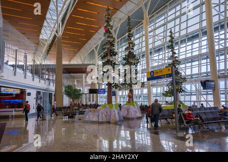 Calgary, Kanada – 2. Oktober 2021: Passagiere, die auf ihre Flüge im internationalen Flughafen Calgary warten Stockfoto