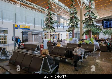 Calgary, Kanada – 2. Oktober 2021: Passagiere, die auf ihre Flüge im internationalen Flughafen Calgary warten Stockfoto