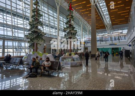 Calgary, Kanada – 2. Oktober 2021: Passagiere, die auf ihre Flüge im internationalen Flughafen Calgary warten Stockfoto