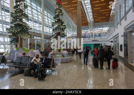 Calgary, Kanada – 2. Oktober 2021: Passagiere, die auf ihre Flüge im internationalen Flughafen Calgary warten Stockfoto