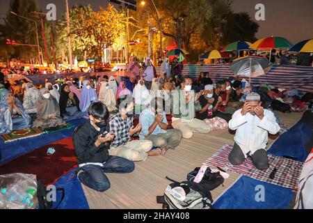Bangkok, Thailand. 14th Dez 2021. Das Netzwerk der Gruppe Chana Rak Thin wartet auf die Bekanntgabe der Beschlüsse des Kabinetts. Das hatte eine Sitzung am frühen Morgen im Regierungshaus, die später von der Ankündigung des Kabinetts über die Website veröffentlicht wurde, indem es sich bereit erklärte, den Forderungen nachzukommen, Das Amt des Nationalen Rates für Wirtschaft und soziale Entwicklung soll die strategische Umweltprüfung ausrichten und die Umweltverträglichkeitsprüfung des Chana-Projekts sowohl im öffentlichen als auch im privaten Sektor verzögern. (Bild: © Adirach Toumlamoon/Pacif Stockfoto
