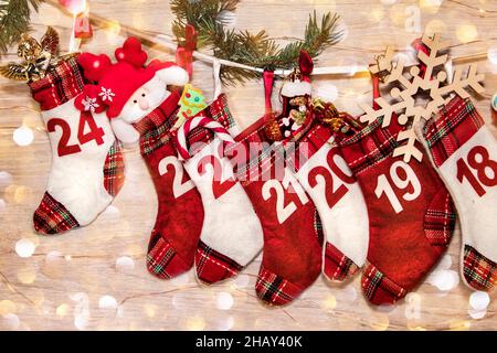Socken Adventskalender für jeden Tag mit Geschenken für Kinder Heiligabend. Weihnachtstraditionen. Socken mit Daten vom 1. Bis 24. Dezember mit Geschenken für Stockfoto
