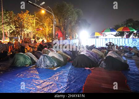 Bangkok, Thailand. 14th Dez 2021. Das Netzwerk der Gruppe Chana Rak Thin wartet auf die Bekanntgabe der Beschlüsse des Kabinetts. Das hatte eine Sitzung am frühen Morgen im Regierungshaus, die später von der Ankündigung des Kabinetts über die Website veröffentlicht wurde, indem es sich bereit erklärte, den Forderungen nachzukommen, Das Amt des Nationalen Rates für Wirtschaft und soziale Entwicklung soll die strategische Umweltprüfung ausrichten und die Umweltverträglichkeitsprüfung des Chana-Projekts sowohl im öffentlichen als auch im privaten Sektor verzögern. (Bild: © Adirach Toumlamoon/Pacif Stockfoto