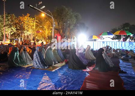 Bangkok, Thailand. 14th Dez 2021. Das Netzwerk der Gruppe Chana Rak Thin wartet auf die Bekanntgabe der Beschlüsse des Kabinetts. Das hatte eine Sitzung am frühen Morgen im Regierungshaus, die später von der Ankündigung des Kabinetts über die Website veröffentlicht wurde, indem es sich bereit erklärte, den Forderungen nachzukommen, Das Amt des Nationalen Rates für Wirtschaft und soziale Entwicklung soll die strategische Umweltprüfung ausrichten und die Umweltverträglichkeitsprüfung des Chana-Projekts sowohl im öffentlichen als auch im privaten Sektor verzögern. (Bild: © Adirach Toumlamoon/Pacif Stockfoto