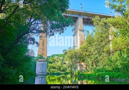 Die hohen Steinsäulen, die die Neue Brücke (Novoplanivskyi Mist) über den tiefen Smotrych River Canyon, Kamianets-Podilskyi, Ukraine, stützen Stockfoto