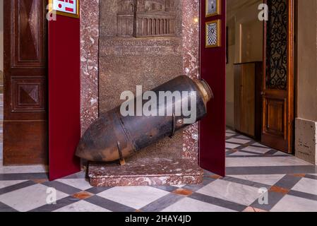 Die Hülle einer 1000 kg schweren deutschen Bombe, die im Juni 1942 durch die Kuppel stürzte und nicht explodierte - Mosta, Malta. Stockfoto