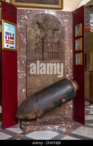 Die Hülle einer 1000 kg schweren deutschen Bombe, die im Juni 1942 durch die Kuppel stürzte und nicht explodierte - Mosta, Malta. Stockfoto