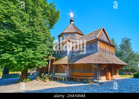 Die hölzerne Kirche der Erhöhung des Heiligen Kreuz ist eines der wichtigsten Wahrzeichen, in Smotrych River Canyon von Kamianets-Podilskyi, Ukraine Stockfoto