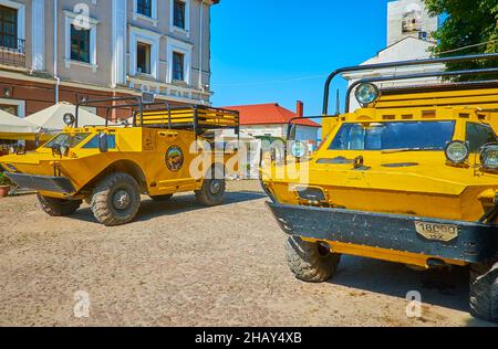 KAMIANETS, UKRAINE - 14. JULI 2021: Die leuchtend gelben Touristen gepanzerten Patrouillen-Aufklärungsfahrzeuge parken in der Altstadt und locken Touristen an Stockfoto