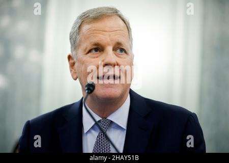 Doug Parker, CEO von American Airlines, bezeugte am 15. Dezember 2021 vor dem Senat für Handel, Wissenschaft und Verkehr im Russell Senate Office Building auf dem Capitol Hill in Washington, DC. Die Führungskräfte des Luftverkehrs sagten während der Aufsichtsanhörung über den aktuellen Stand der US-Luftfahrtbranche aus. Kredit: Chip Somodevilla/Pool über CNP /MediaPunch Stockfoto