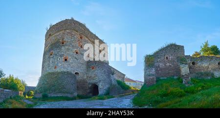 Panorama des mittelalterlichen Stephans Bathory Turms und der erhaltenen Steinmauer der Festung Kamianets-Podilskyi, Ukraine Stockfoto