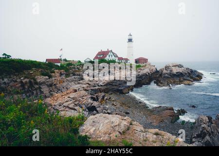 Schöne Aufnahme des Hochlandes am Meer mit dem Bau des Portland Head Lighthouse Cape USA Stockfoto