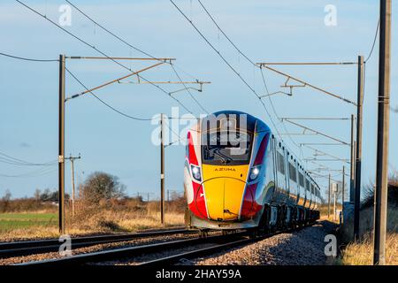 Azuma-Zug der Klasse 800 auf der East Coast Mainline Richtung Süden in Richtung Grantham , Lincolnshire, Großbritannien Stockfoto