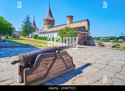 Die alte Kanone ziert den Hof des mittelalterlichen Kamianets-Podilskyi-Schlosses in der Ukraine Stockfoto