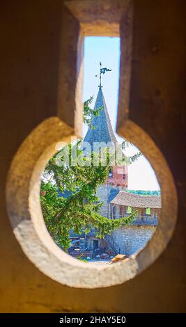 Der Blick von der kleinen Schlupfloch der Kamianets-Podilskyi Burg auf seinen Hof und Laska Turm hinter der alten Fichte, Ukraine Stockfoto