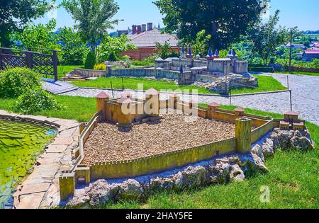 KAMIANETS, UKRAINE - 14. JULI 2021: Die szenischen Modelle der Festung Akkerman und der Burg Kamianets-Podilskyi auf dem grünen Rasen des Miniaturmuseums Stockfoto
