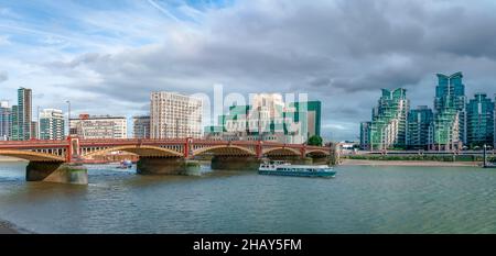 Panorama der Skyline von Vauxhall vom Thames Path aus, mit der Brücke und modernen Gebäuden in der southbank, einschließlich des SIS (OR MI6) Building. Stockfoto