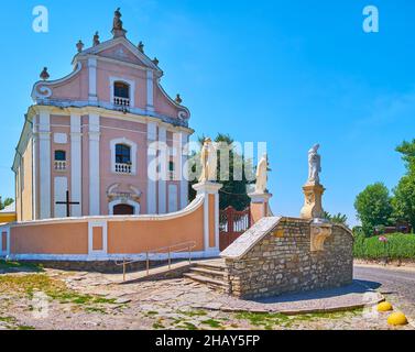 Die Skulpturen am Tor der Kirche der Heiligen Dreifaltigkeit, in der Trinitarska Straße von Kamianets-Podilskyi, Ukraine Stockfoto