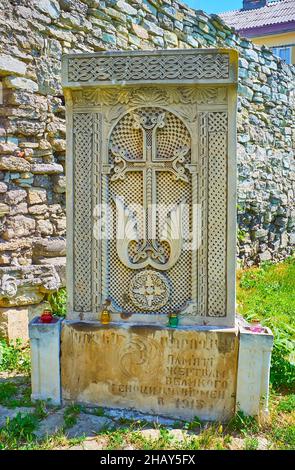 Der armenische Khachkar-Kreuzstein ist das Denkmal für die Opfer des armenischen Völkermordes und befindet sich auf dem Gelände der ruinierten armenischen St.-Nikolaus-Kirche in Kamianets-Podi Stockfoto