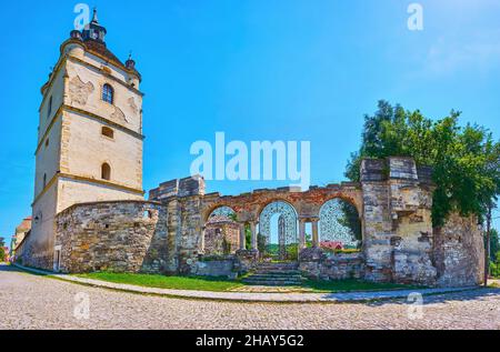 Panorama des Tores, erhaltene Steinmauer und St. Stepanos Glockenturm der historischen armenischen St. Nikolaus-Kirche, Kamianets-Podilskyi, Ukraine Stockfoto