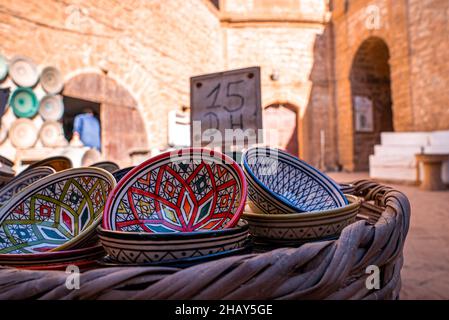 Handgemachte bunt dekorierte Schalen auf dem Display zum Verkauf auf dem Markt Stockfoto